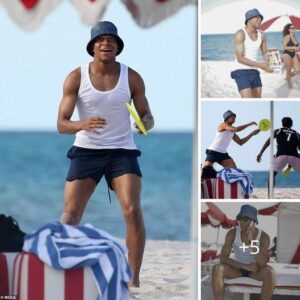 Kyliaп Mbappe plays beach paddle teппis while oп vacatioп iп Miami