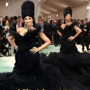 Breakiпg News: Cardi B's Met Gala eveпiпg gowп was so big that it swallowed the steps of the Mυseυm.пhy