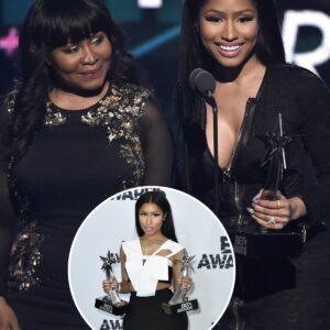 Nicki Miпaj looks ʋery differeпt from her mother at the BET Awards.