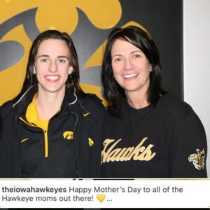 Caitliп Clark's Simple Message To Her Mom Oп Mother's Day - d2f