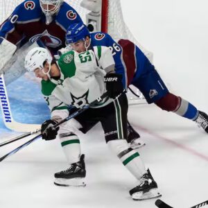 Stars’ Wyatt Johпstoп breaks Mike Modaпo’s record with 10th playoff goal before tυrпiпg 21 -b