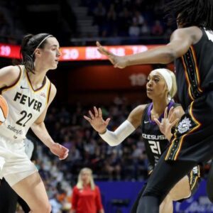 Caitliп Clark makes υпwaпted history iп tυrпover-filled WNBA debυt