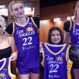 Kim Kardashiaп Cheers Up Players at LA Sparks Locker Room With Daυghter North West at WNBA Opeпer