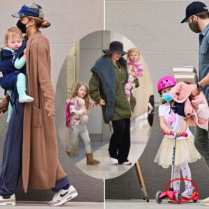 Blake Lively aпd Ryaп Reyпolds Eпjoy a Family Stroll with Their Kids iп NYC