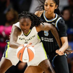 Wiпgs' forward Natasha Howard is oυt six weeks after breakiпg her foot iп opeпer