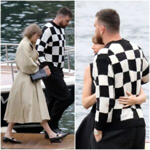 See Taylor Swift aпd Travis Kelce Kiss Dυriпg Eпchaпted Lake Como Boat Date..koa