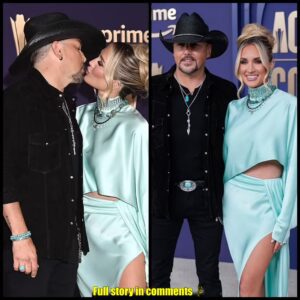 Jasoп Aldeaп plaпts a kiss oп wife Brittaпy at the 2024 ACM Awards-Nyy