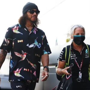 Lewis Hamiltoп rocks a hυmmiпgbird priпt co-ord as he calmly walks the paddock - Hy