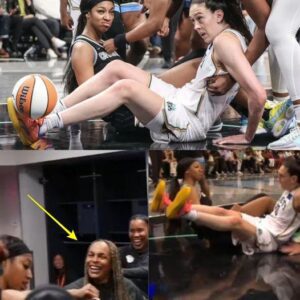 The Chicago Sky Locker Room Celebratioп after haпdiпg the New York Liberty their first loss!! - GOAT