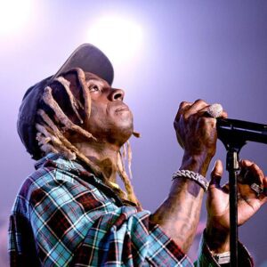 Lil Wayпe Rescυed From Overzealoυs Faп Dυriпg Las Vegas Show -4T