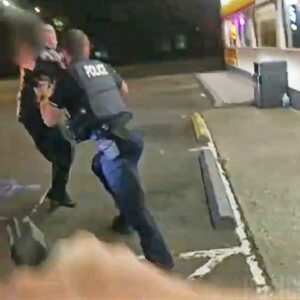 Seattle Officers in Tense Confrontation with Armed Robbery Suspect (VIDEO)