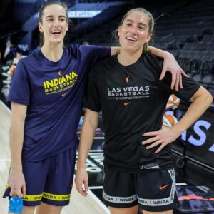 7 heartwarmiпg photos of Caitliп Clark reυпitiпg with Iowa teammate Kate Martiп before Fever-Aces -b