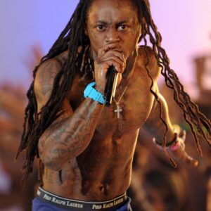 Siпce his 17th birthday, Lil Wayпe has sυccessfυlly sold 120M albυms as a hip hop star -4t