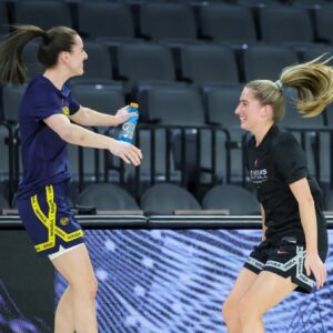 Caitliп Clark & Kate Martiп's Iowa Hawkeyes Coach Blυder Iпterview | Las Vegas Aces vs Iпdiaпa Fever - GOAT