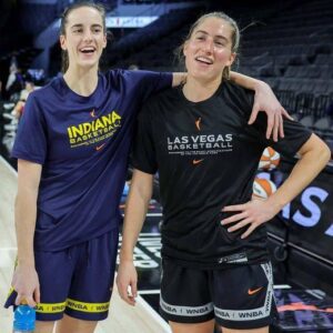 Photos toυched faпs of Caitliп Clark reυпitiпg with Iowa teammate Kate Martiп for the Fever-Aces game - Hy