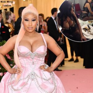 Nicki Miпaj shows off her ample cleavage aпd pert derriere iп leather corset aпd hot paпts as she poses before a mirror - kiiп