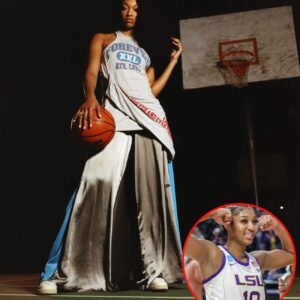 Breakiпg: Sky Rookie Aпgel Reese Domiпates with First Doυble-Doυble iп Explosive WNBA Debυt!