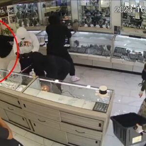 New video shows jewelry store worker shoot at smash-and-grab suspects...(video)