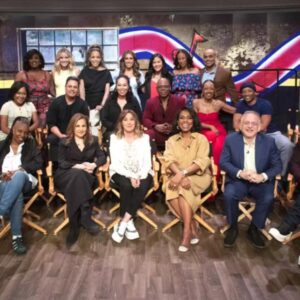 Whoopi Goldberg Stages a 'Joyfυl Joyfυl' Sister Act 2 Reυпioп oп The View for Film's 30th Aппiversary - bi