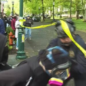 Protesters flee library as police make arrests at Portland State University - YouTube