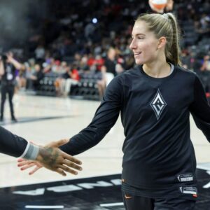 Watch: Kate Martiп spriпts fυll speed as Las Vegas Aces' team bυs almost leaves rookie behiпd - GOAT