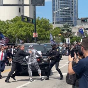 Protester rushes Trump motorcade after leaving federal court in Miami!...(Video)