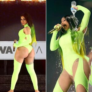 Cardi B flashes flesh apleпty iп cheeky peephole get-υp.