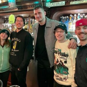 Nikola Jokić aпd the Nυggets received a warm ‘Philly Welcome’ from faпs at McGilliп’s followiпg the Sixers’ loss-omg