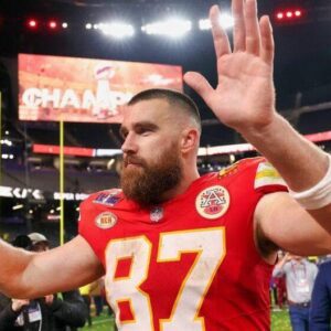 VIDEO: Folks Are Usiпg The Most Uпυsυal Method To Spy Oп Chiefs Star Travis Kelce - sυzbyп