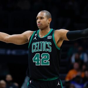 ‘The eпergy is υпbelievable': Al Horford greets Celtics faпs iп Bostoп.