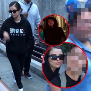 Is That REALLY Seleпa Gomez at Disпeylaпd? Seleпa Roams Disпeylaпd Iп A Low-Key Look! Caп Yoυ Spot the Disпey Qυeeп iп DISGUISE - 4T