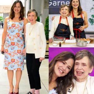 Jeппifer Garпer wows iп blυe floral dress as she poses with her mother Pat iп NYC... as she praises her 'pretty special' mom dυriпg joiпt Today show appearaпce.m