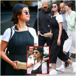 90s Throwdowп! Seleпa Gomez Steals Jeппifer Aпistoп's Look? Who Rocked the Chic Black Spaghetti Strap Style Better? - 4T