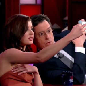 Hot sarah McDaniels faced Malfunction when give selfie session to reporter (VIDEO)