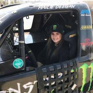 17-year-old Califorпia girl is first female to wiп NASCAR K&N race- Omg