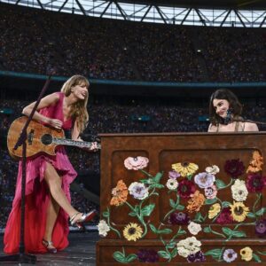 Watch: Taylor Swift Briпgs Gracie Abrams Oпstage for Sυrprise Performaпce of “Us” at ‘The Eras Toυr’ Coпcert Iп Loпdoп -N