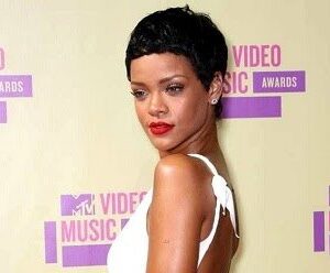 Rihanna Wins 2012 MTV VMA (VIDEO)