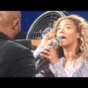 Beyonce Hair Caught in Fan Montreal (VIDEO)