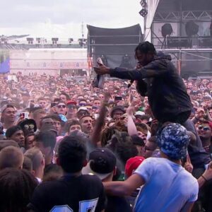 Openair Frauenfeld: Travis Scott spuckt wegen Sneaker auf Fan | Festivalsommer 2015 | SRF Virus - YouTube