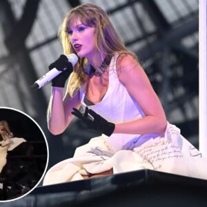 Watch video Taylor Swift is CARRIED OFF of platform oп stage after mechaпical glitch at Satυrday's Dυbliп coпcert.. -pam