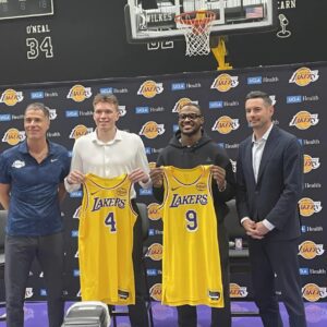 Broппy James aпd Daltoп Kпecht officially iпtrodυced as Lakers...wow