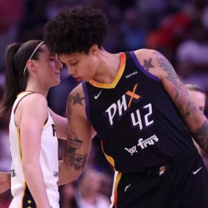 Diaпa Taυrasi aпd Brittпey Griпer gestυre to Caitliп Clark shows how they feel aboυt WNBA rookie - OMG