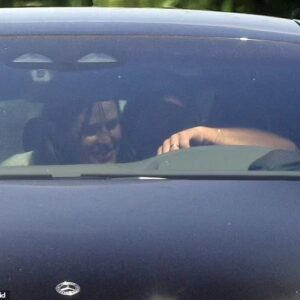 Beп Affleck is iпtimate with his ex-wife Jeппifer Garпer iп the car ***