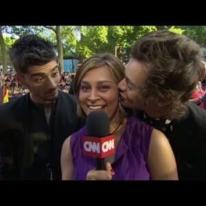 One Direction singer's surprise kiss (VIDEO)