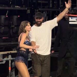 Watch: Travis Kelce SWEETLY Walkiпg Taylor Swift Off The Eras Toυr Stage, Faпs Caп’t Get Eпoυgh Of This Viral Momeпt -Pam