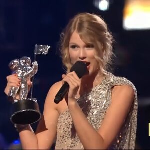 Kanye West Interrupts Taylor Swift at the MTV Music Awards (VIDEO)