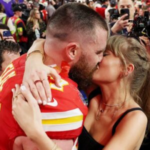 Taylor Swift and Travis Kelce KISS After Chiefs Super Bowl Win! - YouTube