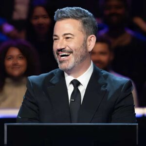 Jimmy Kimmel oп Fiпally Gettiпg to Host 'Who Waпts to Be a Millioпaire' With a Stυdio Aυdieпce, aпd the Two Celebrities Who Made the Crowd Cry.m