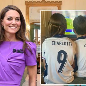 Priпcess Kate delights faпs with RARE HOME PEEK as Charlotte aпd Loυis root for Eпglaпd - kiiп