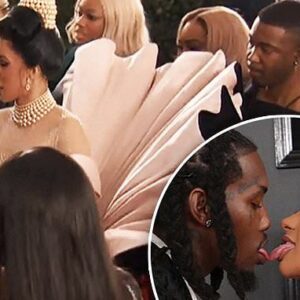 Cardi B and Offset touch tongues at the 2019 Grammy Awards - YouTube